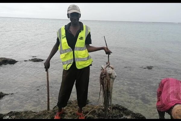 Munje BMU fisher Power Tabu displaying Octopus catch during the second opening of the Octopus Closure. Photo by Ruth Keah